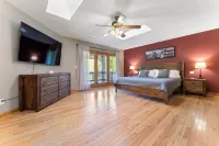 Creekside 3Br w/ Firepit - 5 Min to Sports Park - 10 Min to Downtown Asheville - Wifi