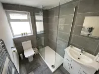 Comfy 2 Bed flat, parking, quick walk to the beach. Hotels near Rhyl Botanical Gardens