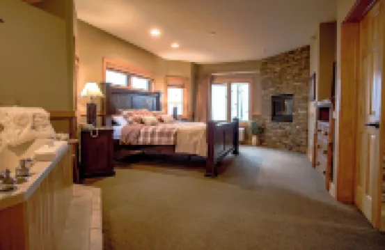 Lakefront Condo: Pool, Hot Tub, Sauna, Fireplaces, Deck