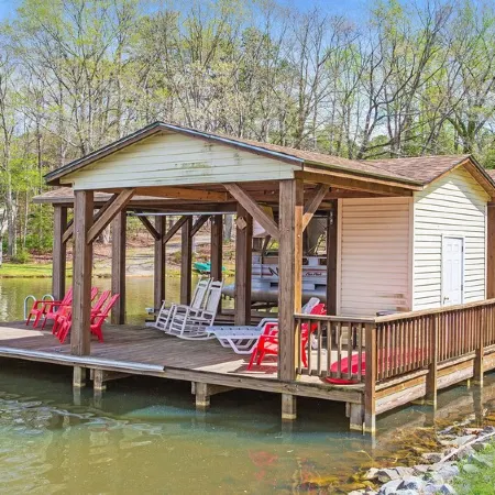 Lakefront 4Bd-2ba; Deep Water; Large Porch; 2 Night Min; Sleeps 14; Pet Friendly