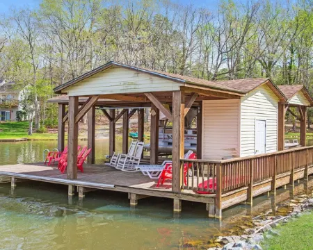 Lakefront 4Bd-2ba; Deep Water; Large Porch; 2 Night Min; Sleeps 14; Pet Friendly Hotels in Sixpound