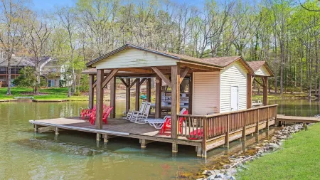 Lakefront 4Bd-2ba; Deep Water; Large Porch; 2 Night Min; Sleeps 14; Pet Friendly