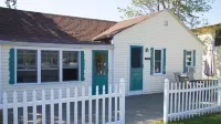 Squaw Lakefront Cottage minutes from Bank of NH Pavilion