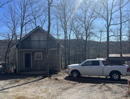 Boo Boo's Cabin - Charming Lake Front Cabin located 5 miles to Helen, GA!