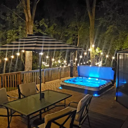 Fully renovated private & cozy 3 bdr cottage with hot tub close to Warren Dunes