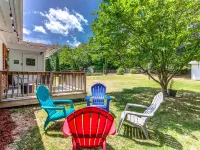 Bit o' Raleigh Bungalow, 6 min drive to downtown Hotels in Garner