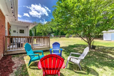 Bit o' Raleigh Bungalow, 6 min drive to downtown