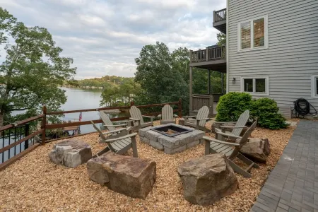 Massive Lakehouse - Infinity Pool, Hot Tubs, Dock, Firepit