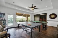 Luxury Lake Woodlands Retreat, with Tropical Heated Pool, Jacuzzi & Cinema!