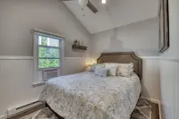 Modern Farmhouse Steps to Beach and Love Lane