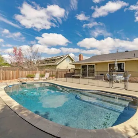 Yuba City Front Unit 5 beds 1 bath with Shared Pool, Laundry, Backyard