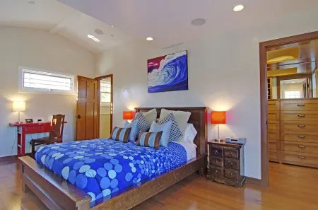 Relax in your Private Retreat - Hot Tub, One Block from Beach & Town! Lic0085