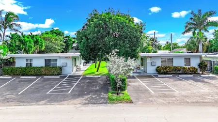 Beach Unit! Walk To Beach & Restaurants / Shops!