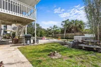 King Suite, Hot Tub, Pool, BBQ Grill, Bikes, Patio, EV Charger, 600 ft 2 Beach! - Private Pools