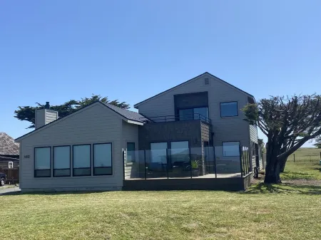 Large Luxurious Coastal Home!! Hot tub, Pet friendly, & Beautiful Coastal views Отели в г. Диллон Бич