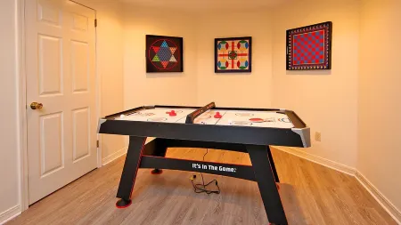 Elegant 4 BR condo in Lenox, MA- completely new- 3 min from Tanglewood Отели рядом с достопримечательностью «Государственный заповедник Октобер Маунтин»