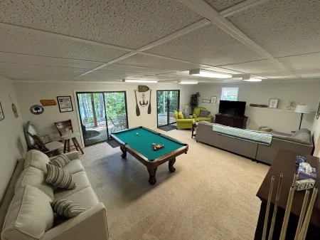 LAKEFRONT HARTWELL! Good dogs welcome! Covered dock, fire pit, kayaks!