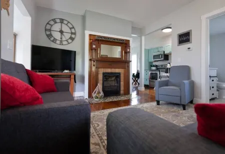 CLOSE TO ARK, SPARKLING CLEAN, BIG FAMILIES, CABLE, KING BED, BACK YARD