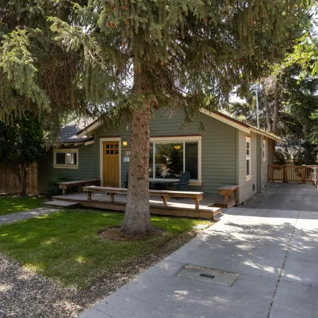 Spacious Layout │West Side │Walk Everywhere │Hot Tub │One Block to River