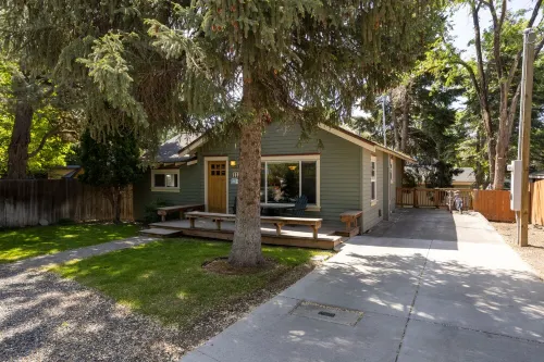 Spacious Layout │West Side │Walk Everywhere │Hot Tub │One Block to River - Bungalows