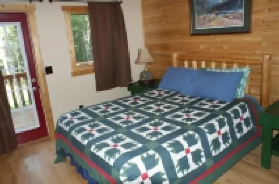 Sidell's Sturgeon River Log Cabin - Bonfire Pit, WiFi, Biking Trails, Rafting