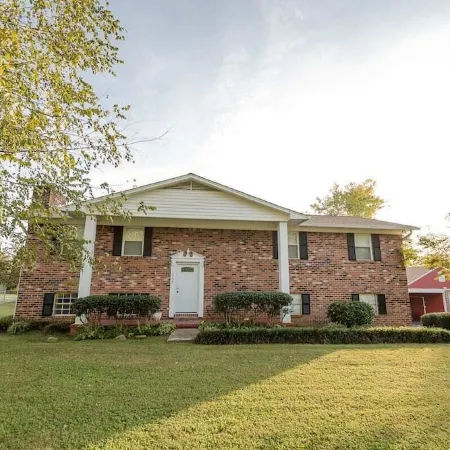 ROOMY!, pet friendly, fenced backyard.