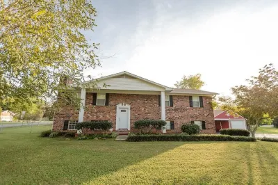 ROOMY!, pet friendly, fenced backyard. Hotels near Big Frog Auto
