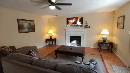 Ranch Style Spacious 3 Bedrooms w/ Jacuzzi tub Отели рядом с достопримечательностью «Кладбище Лексингтон»