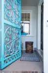 Sunny 1920s Gem – Free Parking, No Chores! - Bungalows