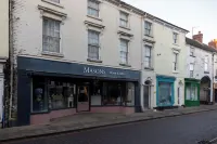 Modern Town Centre Apartment