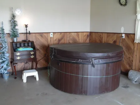 3 br country home close to town with hot tub