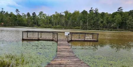 "Lucky Lake House" Quiet community, minutes from Naskila Casino and Restaurant!