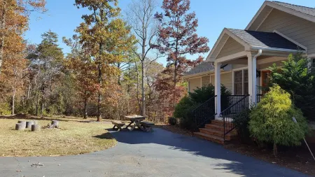 Peaceful Mountain Home. Near Downtown Asheville. Best Views. All New Everything!