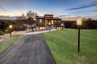 Bridge to Happiness: Cross the entry bridge into a gorgeous 4 bedrooms residence Hotels near بحيرة ترافيس