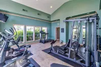 Luxury Seawall Beachfront Condo, Spacious, Quiet, 2 Resort Pools Galveston