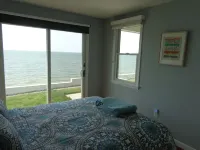 Beach front Cottage, close to downtown - Private Beach and Great Water views