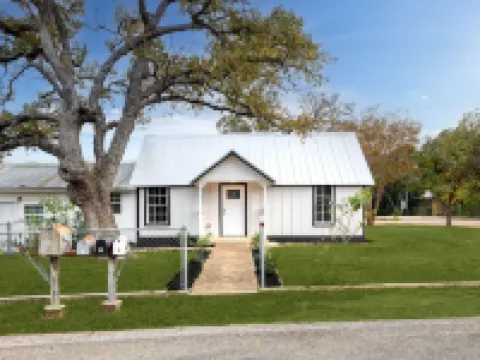 Charming Getaway in Comfort, TX - Relax, Recharge, Explore - Texas Wine Country Hotels in Comfort