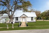 Charming Getaway in Comfort, TX - Relax, Recharge, Explore - Texas Wine Country 컴포트 호텔