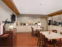 Travelodge Suites by Wyndham Saint John โรงแรมในเซนต์จอห์น