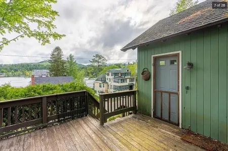 Family-friendly 3-bedroom house with lake views Отели в г. Саранак Лейк