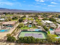 Palm Desert Estate, Pool, Courts, Saunas & No Checkout, Sleeps 20+