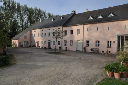 Old forge in a listed courtyard Hotels in Messerich