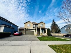 BRIGHT &  SPACIOUS MODERN HOUSE WITH GORGEOUS LANDSCAPE + ACSEATTLE