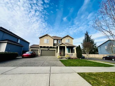 BRIGHT &  SPACIOUS MODERN HOUSE WITH GORGEOUS LANDSCAPE + ACSEATTLE ShoWare Center 주변 호텔