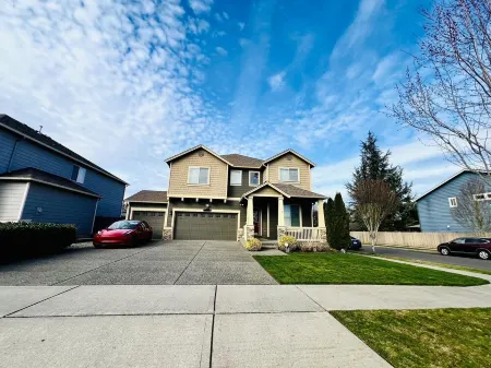 BRIGHT &  SPACIOUS MODERN HOUSE WITH GORGEOUS LANDSCAPE + ACSEATTLE