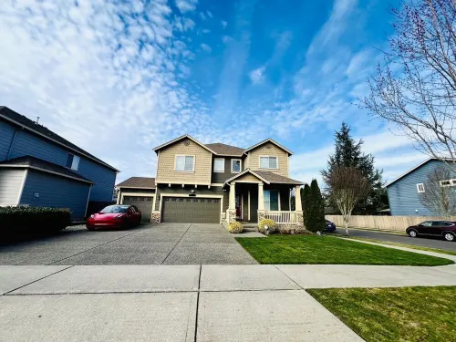 BRIGHT &  SPACIOUS MODERN HOUSE WITH GORGEOUS LANDSCAPE + ACSEATTLE