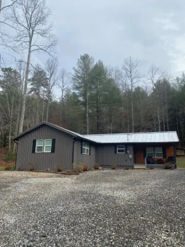 NEWLY Remodeled Private 2-bedroom mountain house in beautiful Murphy