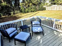 2-bedroom house, fits 6, bike trails, pet friendly, lakes, downtown night life! 因弗內斯酒店