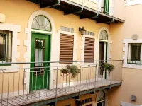 The Market Courtyard - Suites Hotel