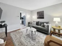 Stylish Old Town, Alexandria Rowhome / Walk to King Street Metro/ Free Parking!